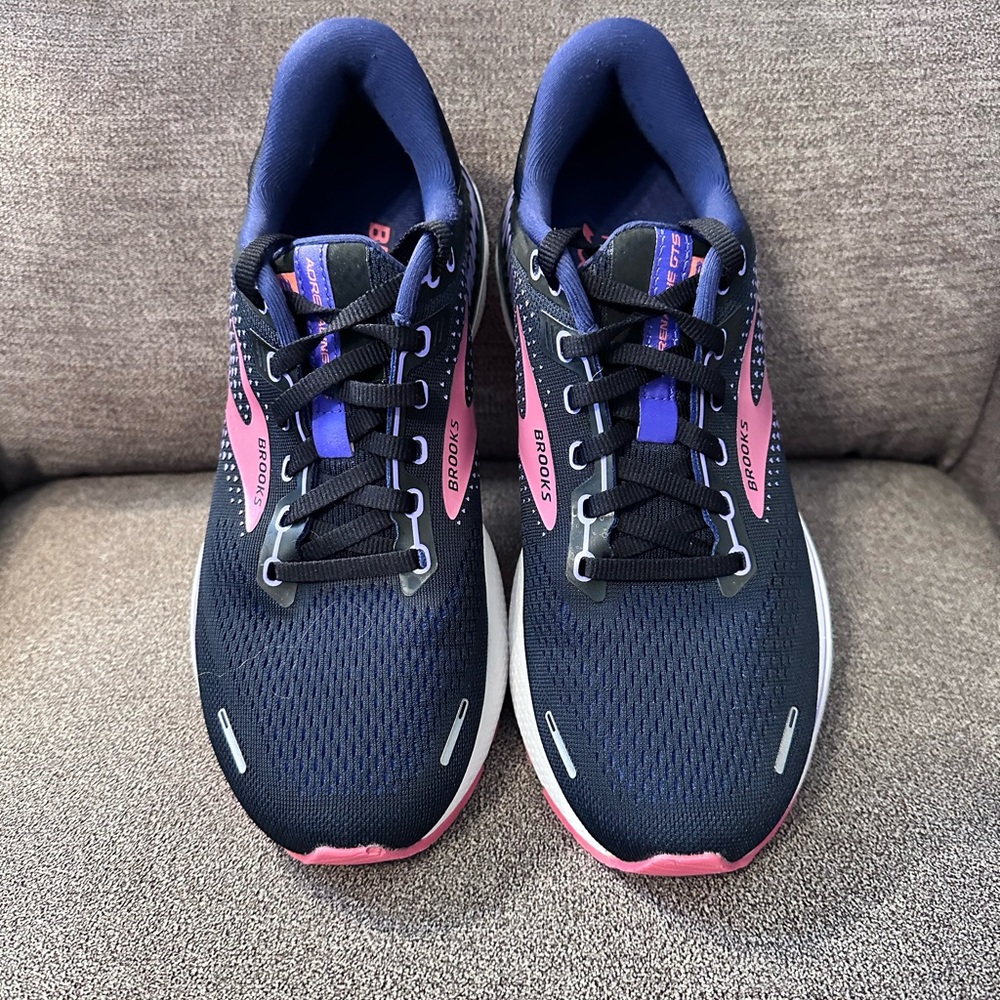 Brooks Adrenaline GTS 22 women’s running sneakers